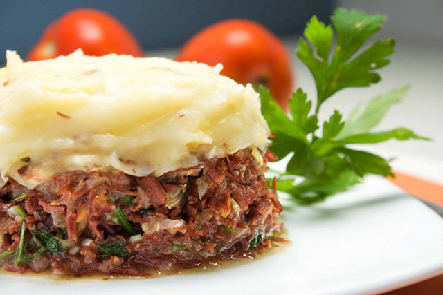 Prepare um saboroso escondidinho de carne seca